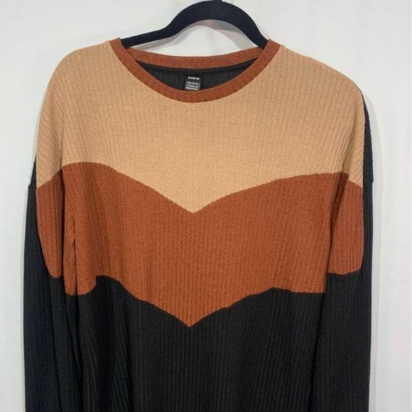 Womans tunic. Shein brand. Size L. Crew neck. Geometry design. Stretchy. - Picture 2 of 8